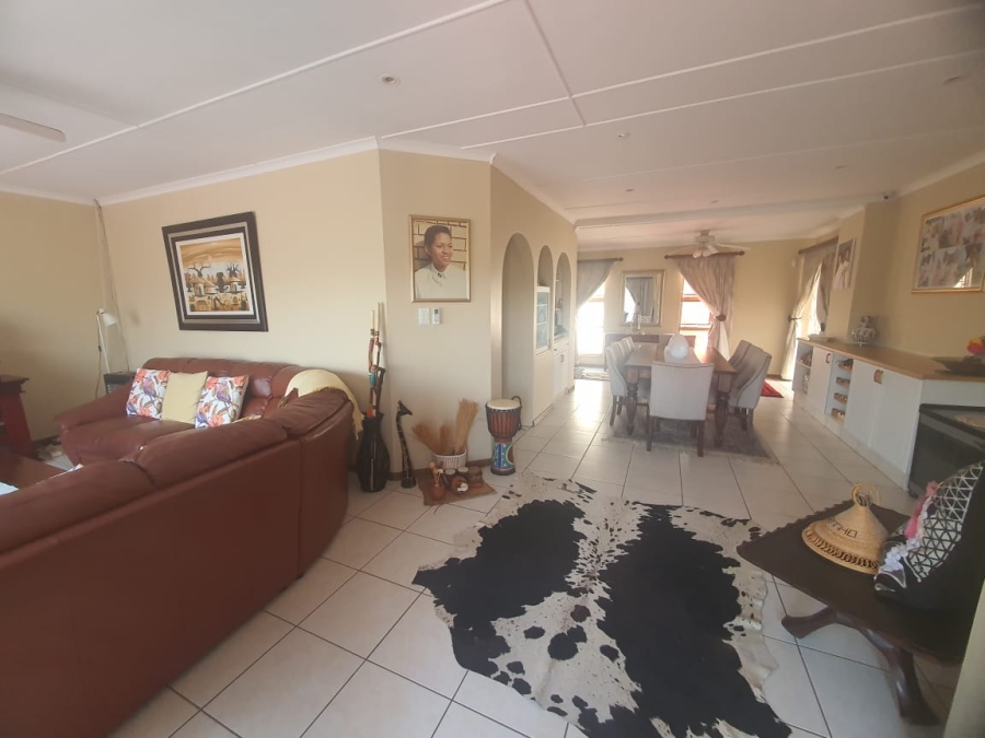 To Let 5 Bedroom Property for Rent in Beacon Bay North Eastern Cape